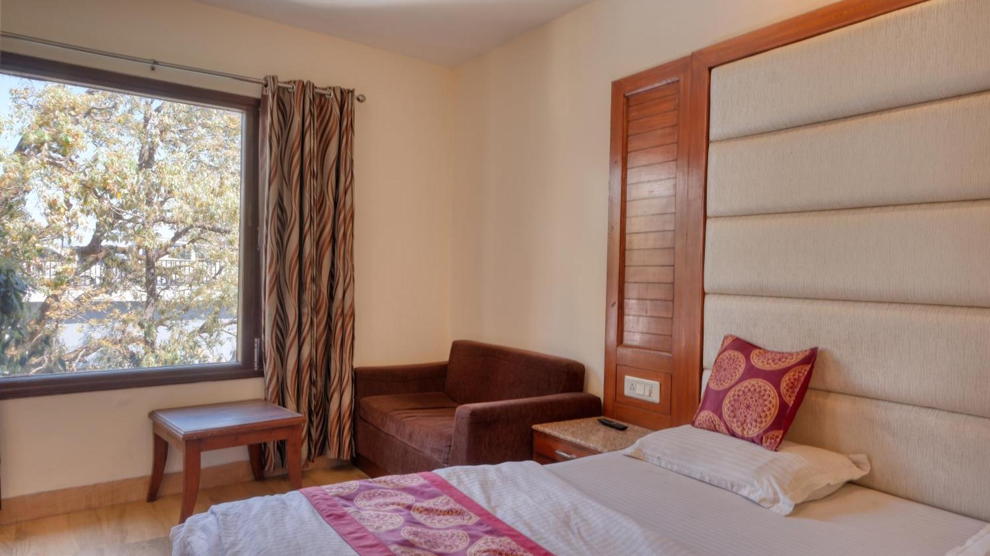 Basera Hotel Мусори Екстериор снимка