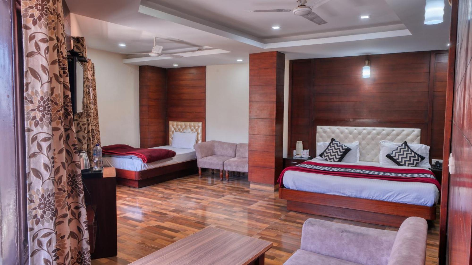 Basera Hotel Мусори Екстериор снимка