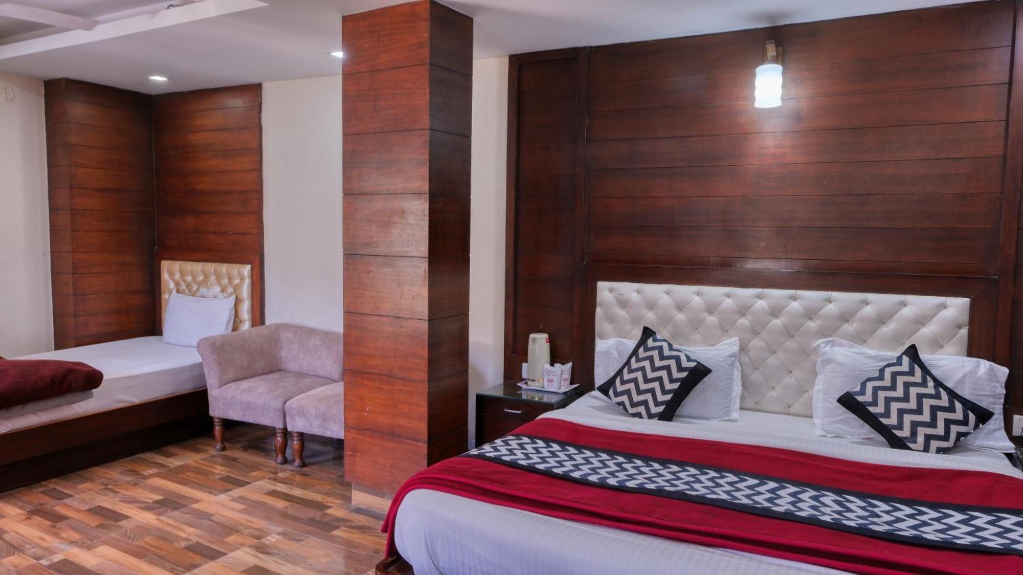 Basera Hotel Мусори Екстериор снимка