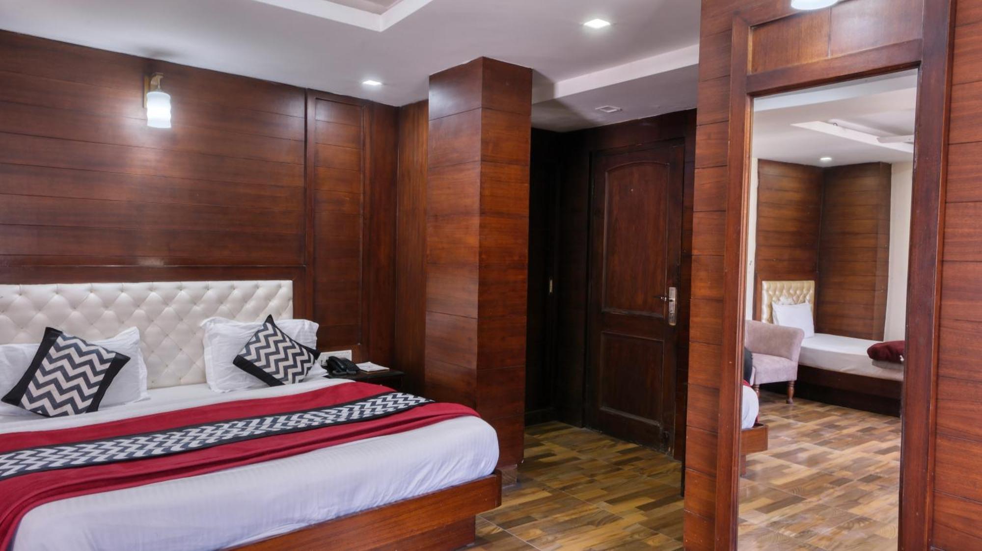 Basera Hotel Мусори Екстериор снимка