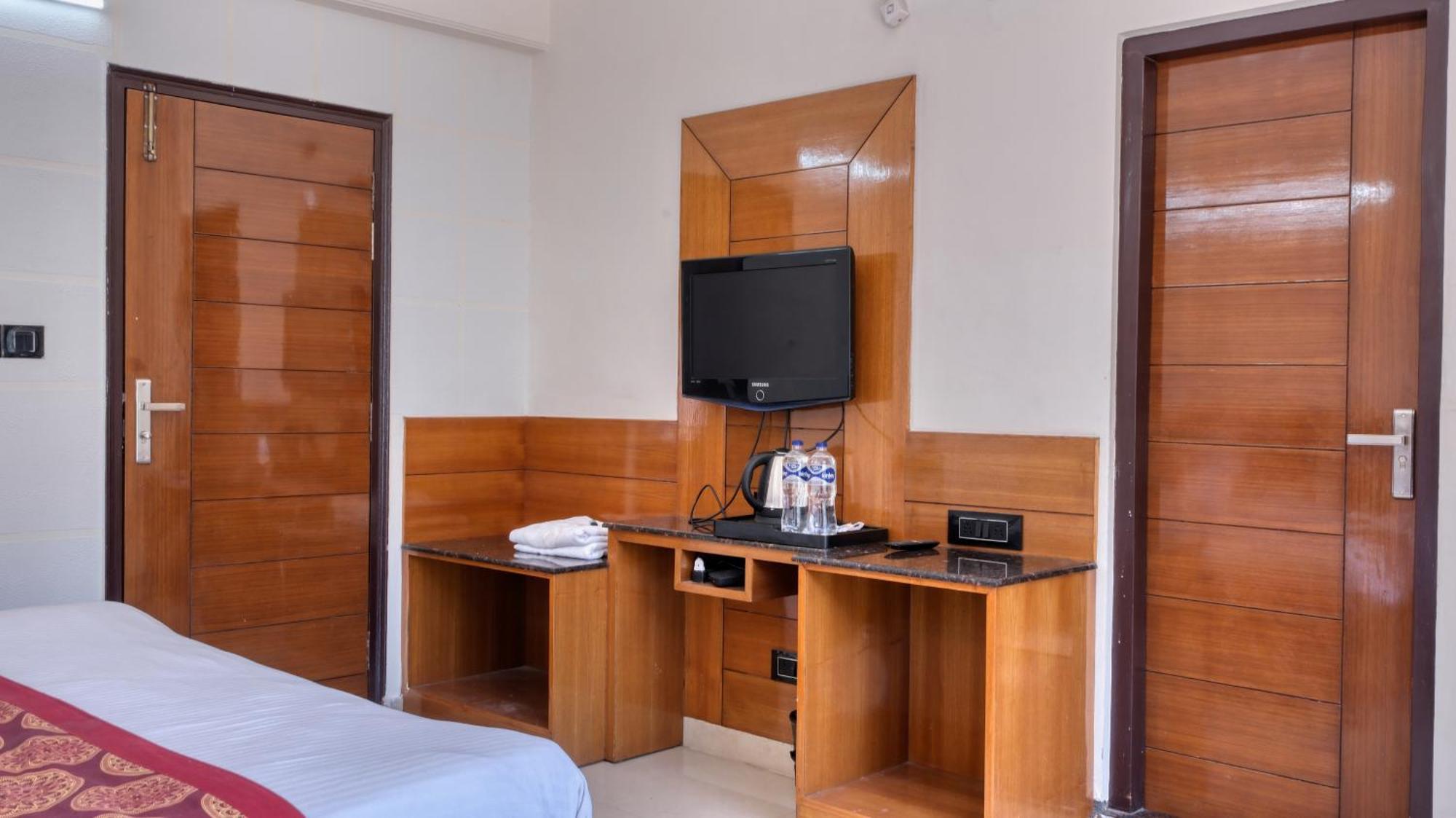Basera Hotel Мусори Екстериор снимка
