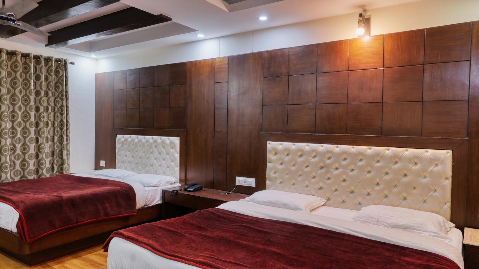 Basera Hotel Мусори Екстериор снимка