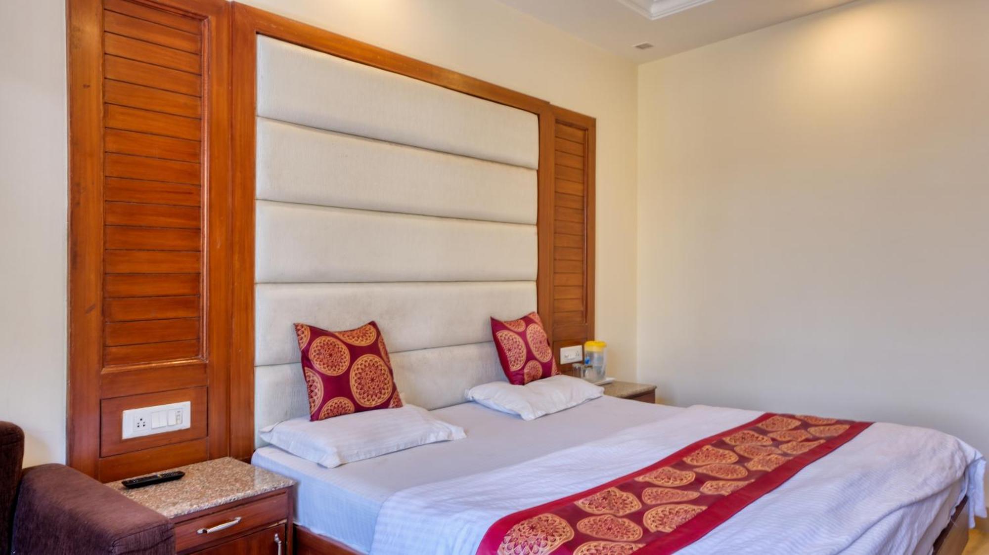 Basera Hotel Мусори Екстериор снимка