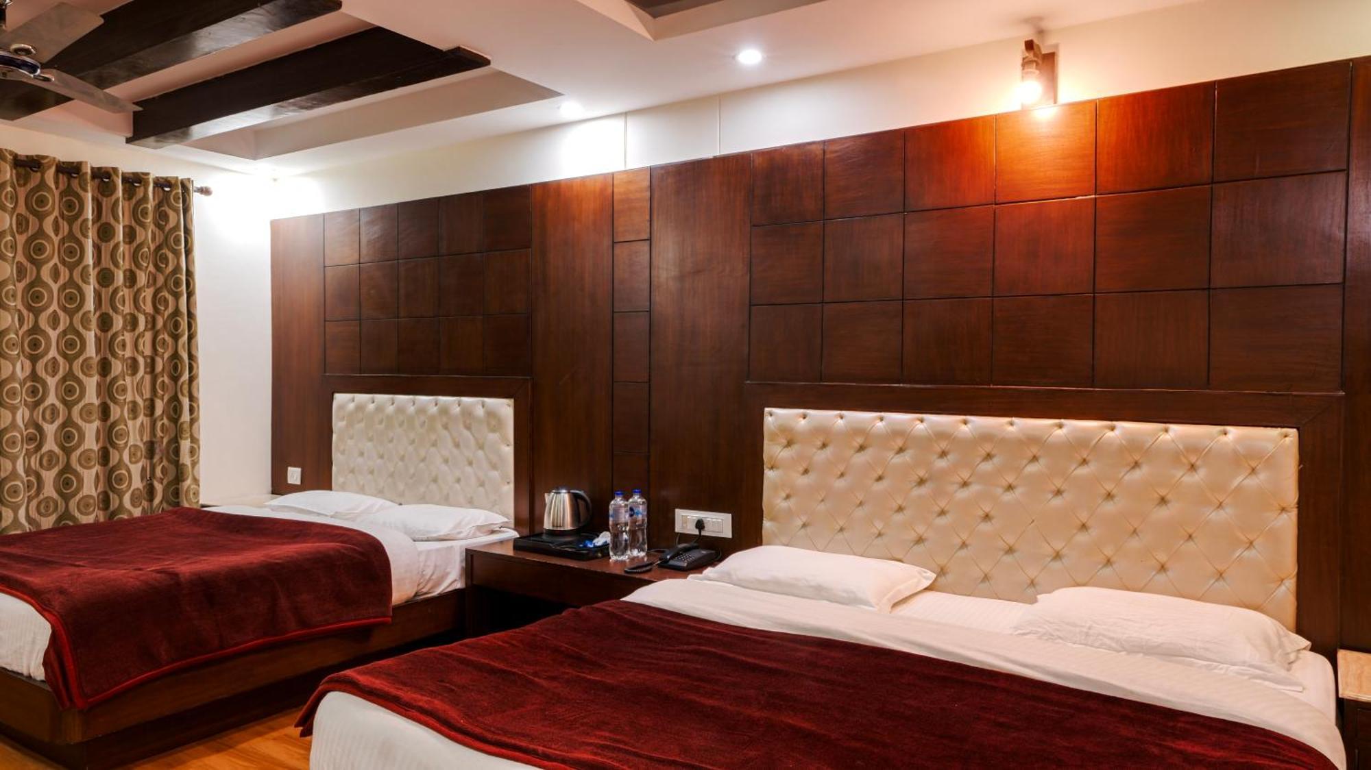 Basera Hotel Мусори Екстериор снимка