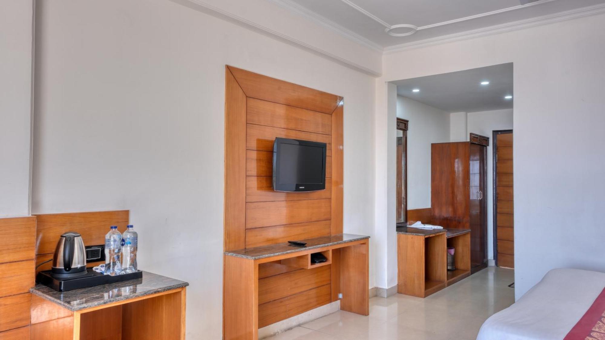 Basera Hotel Мусори Екстериор снимка