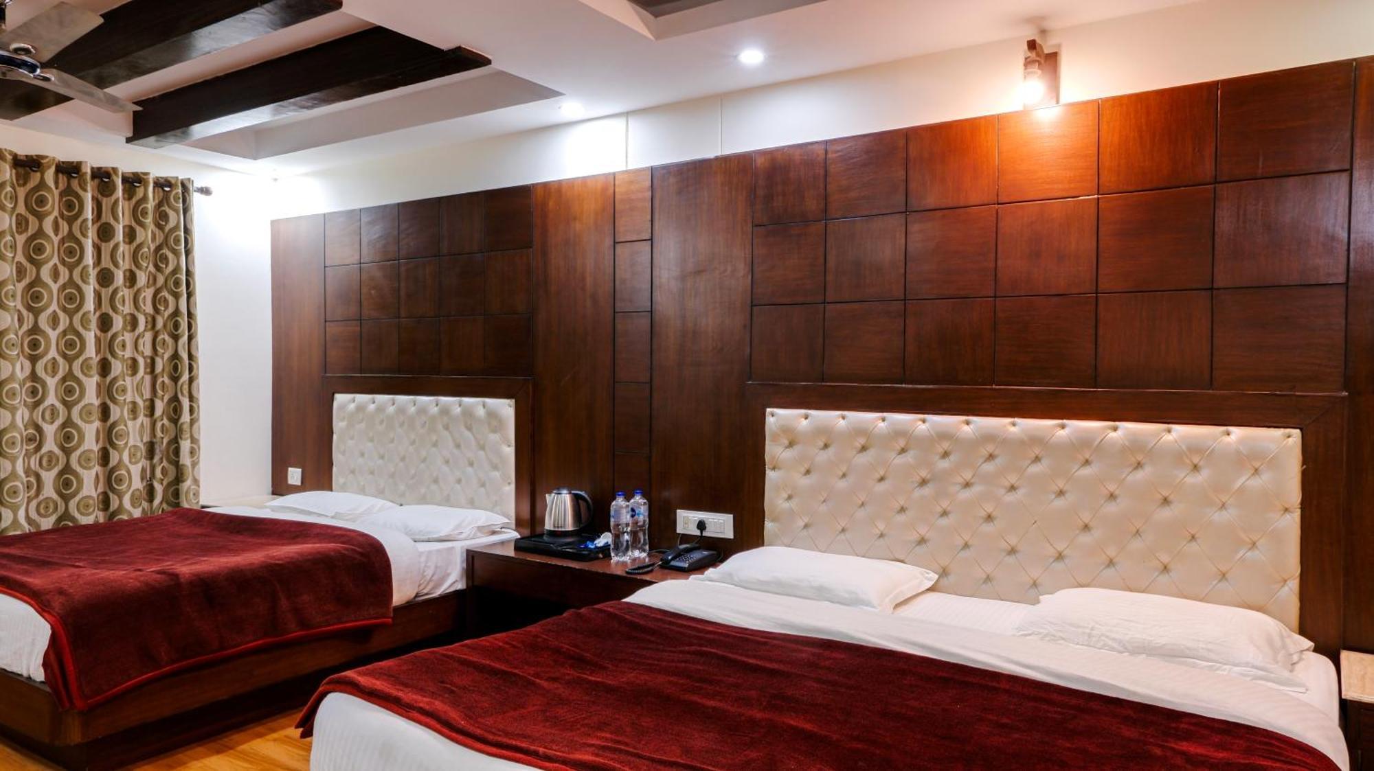 Basera Hotel Мусори Екстериор снимка