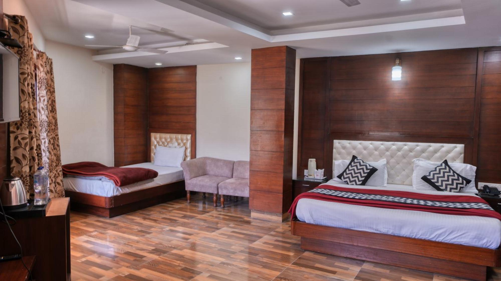 Basera Hotel Мусори Екстериор снимка